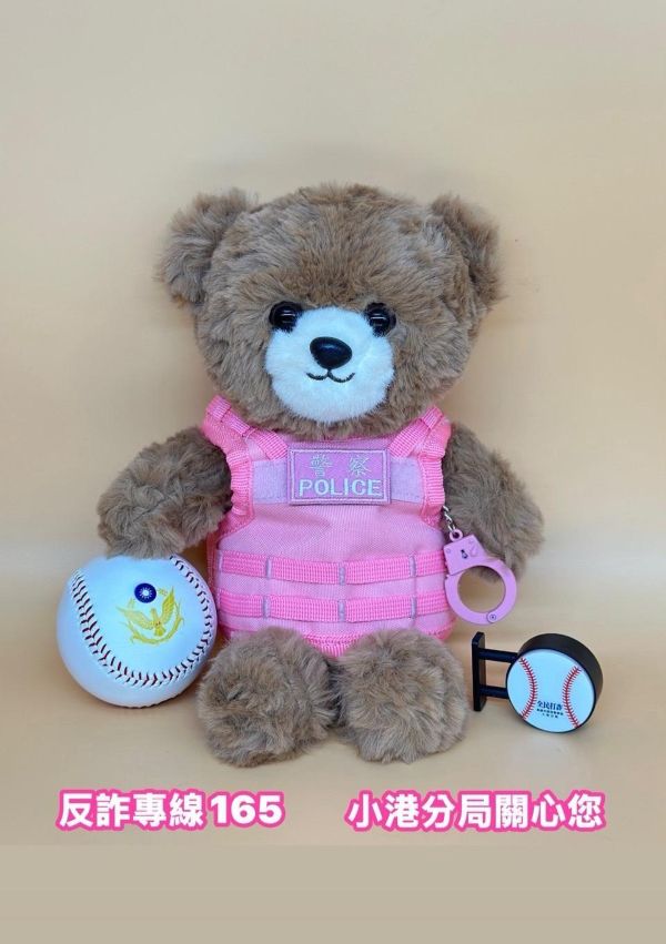 粉紅旋風來襲！小港警攜手網紅伊辰推反詐　刑警熊萌力出擊守護荷包1